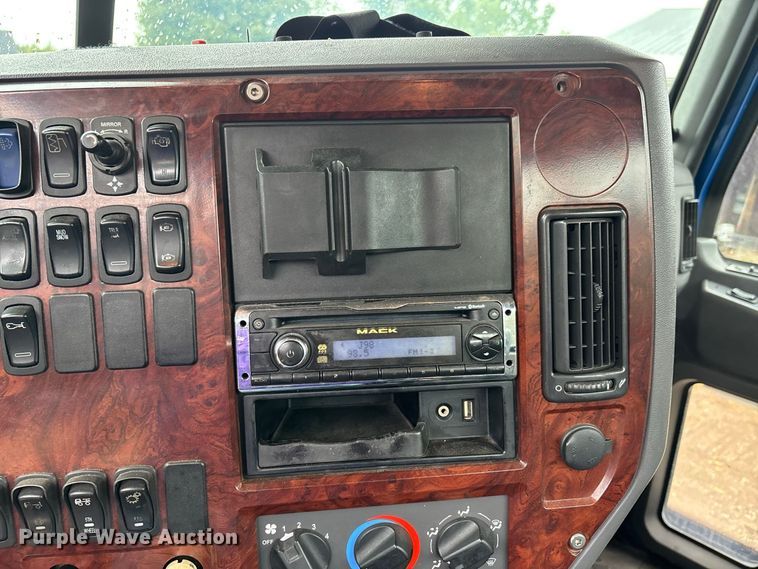image for item ER3375 2014 Mack CXU semi truck
