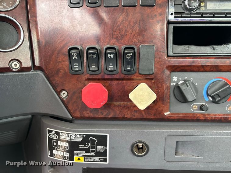 image for item ER3375 2014 Mack CXU semi truck