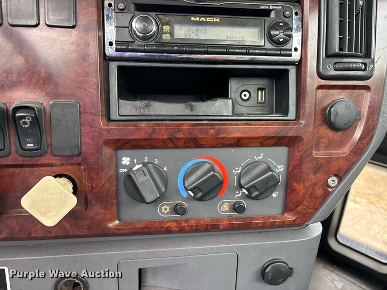 image for item ER3375 2014 Mack CXU semi truck