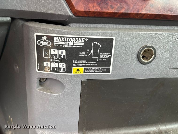 image for item ER3375 2014 Mack CXU semi truck