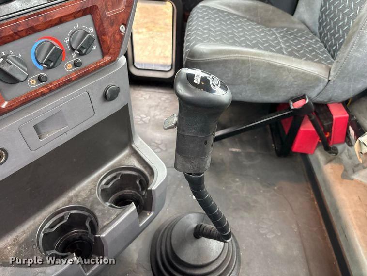 image for item ER3375 2014 Mack CXU semi truck