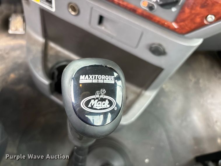 image for item ER3375 2014 Mack CXU semi truck