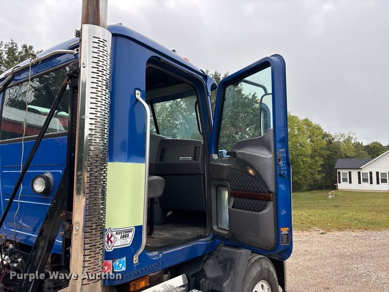 image for item ER3375 2014 Mack CXU semi truck