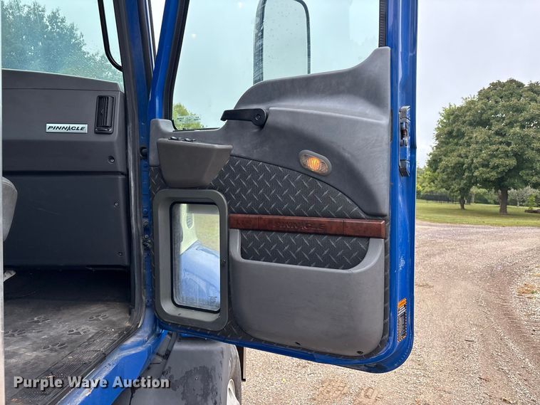 image for item ER3375 2014 Mack CXU semi truck