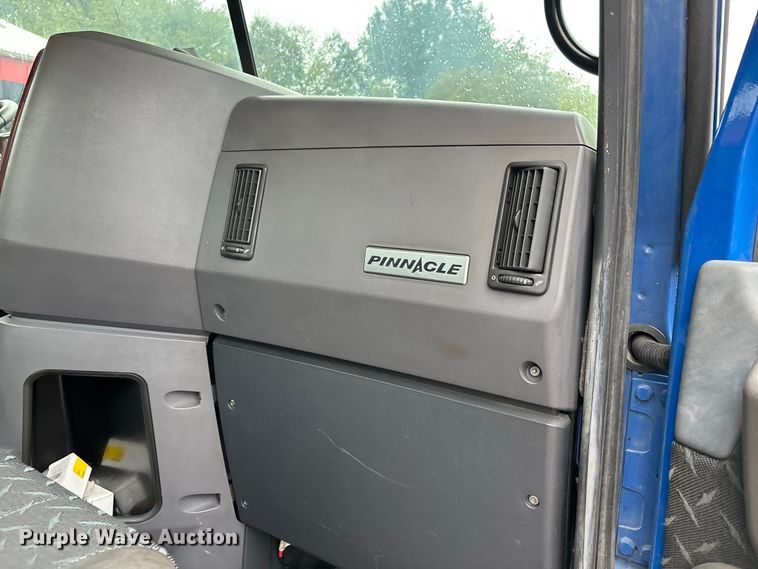 image for item ER3375 2014 Mack CXU semi truck