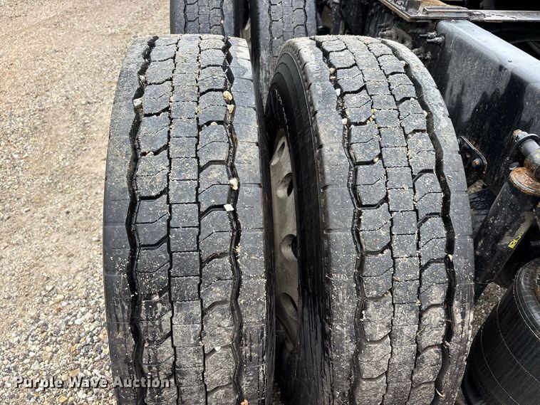 image for item ER3375 2014 Mack CXU semi truck
