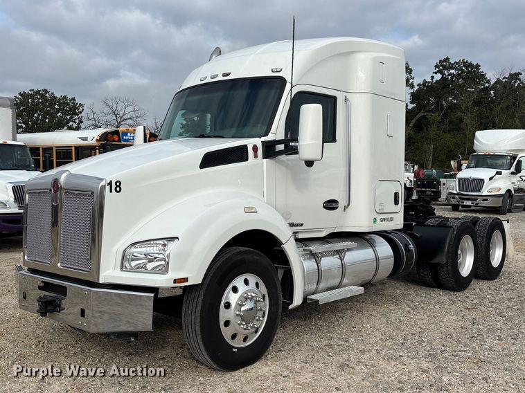 image for item ER3402 2018 Kenworth T880 semi truck
