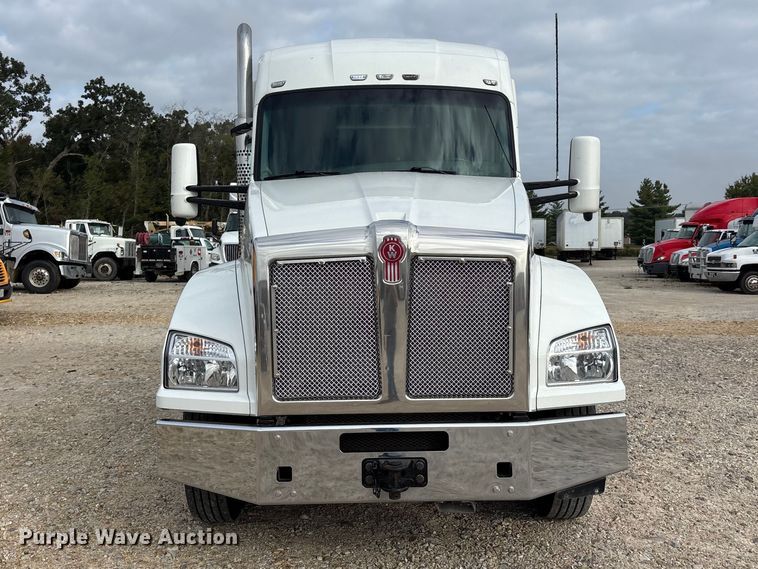 image for item ER3402 2018 Kenworth T880 semi truck