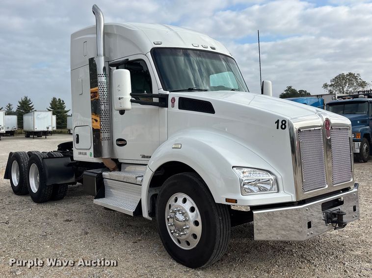 image for item ER3402 2018 Kenworth T880 semi truck