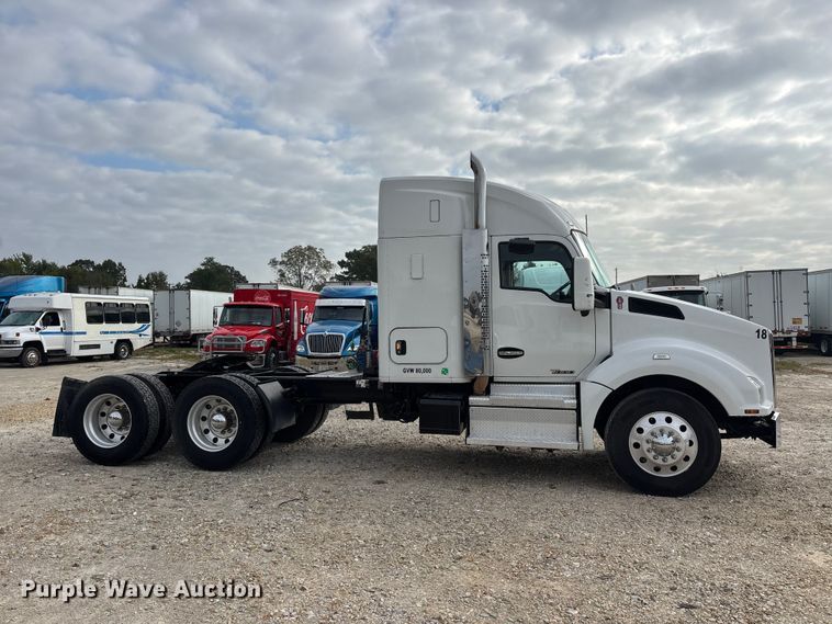 image for item ER3402 2018 Kenworth T880 semi truck