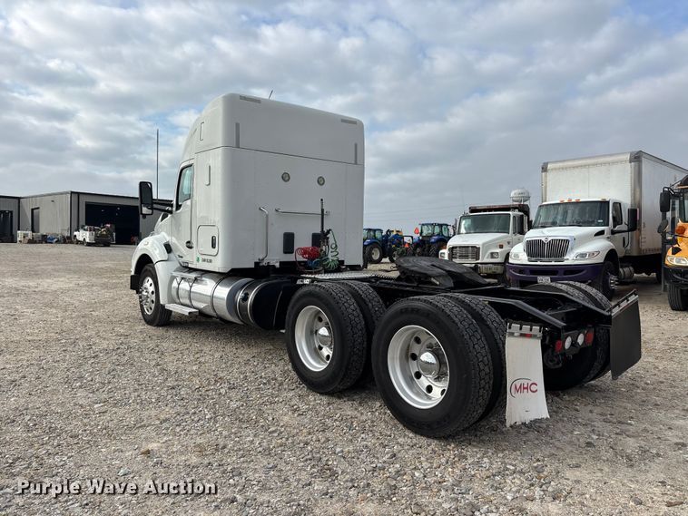 image for item ER3402 2018 Kenworth T880 semi truck