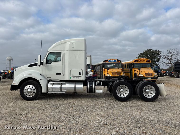 image for item ER3402 2018 Kenworth T880 semi truck