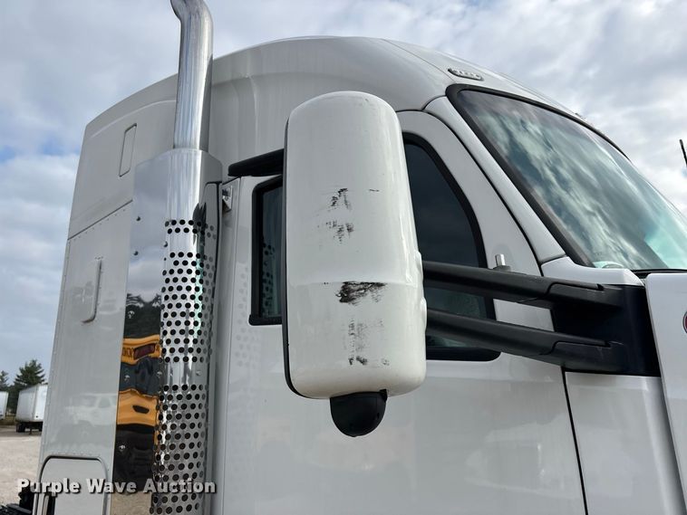 image for item ER3402 2018 Kenworth T880 semi truck