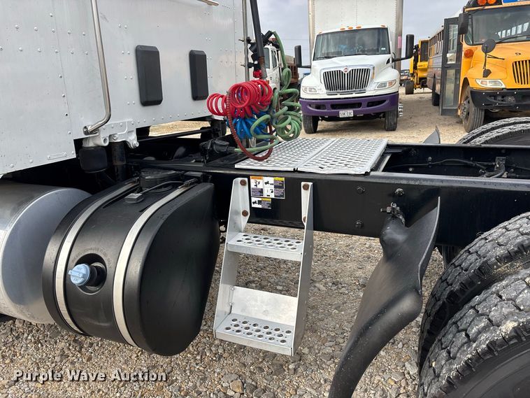 image for item ER3402 2018 Kenworth T880 semi truck