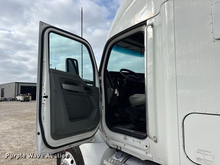 image for item ER3402 2018 Kenworth T880 semi truck