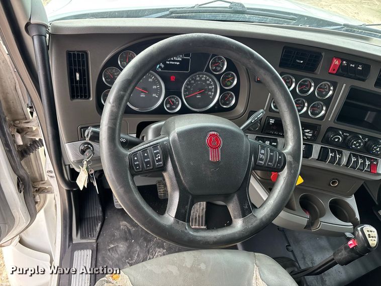 image for item ER3402 2018 Kenworth T880 semi truck