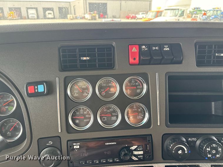 image for item ER3402 2018 Kenworth T880 semi truck