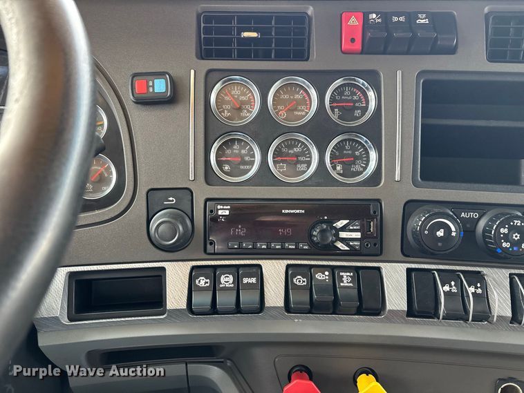 image for item ER3402 2018 Kenworth T880 semi truck