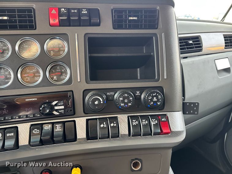 image for item ER3402 2018 Kenworth T880 semi truck