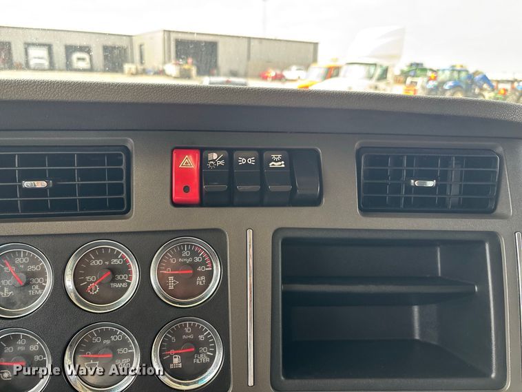 image for item ER3402 2018 Kenworth T880 semi truck
