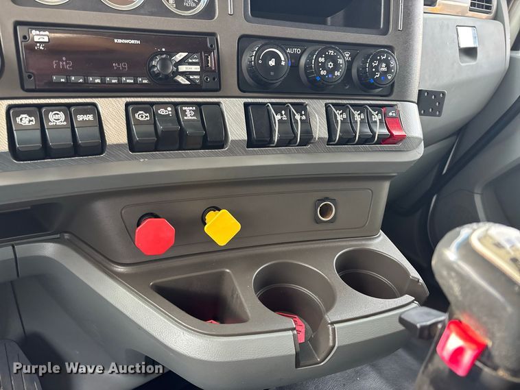 image for item ER3402 2018 Kenworth T880 semi truck