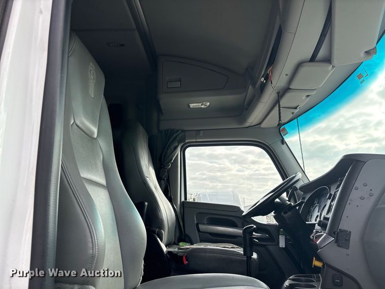 image for item ER3402 2018 Kenworth T880 semi truck