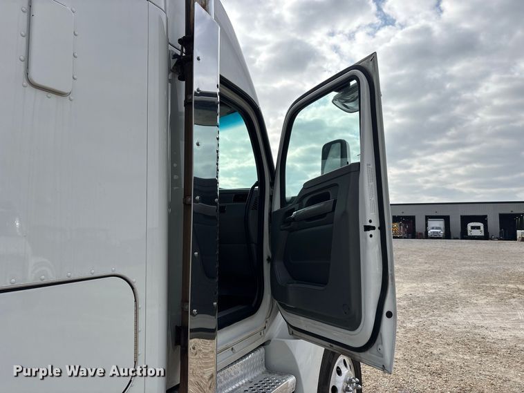 image for item ER3402 2018 Kenworth T880 semi truck
