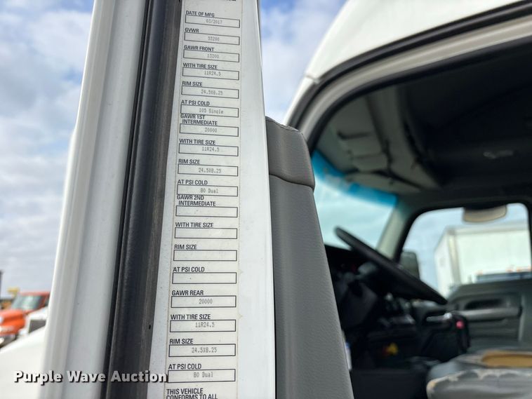 image for item ER3402 2018 Kenworth T880 semi truck