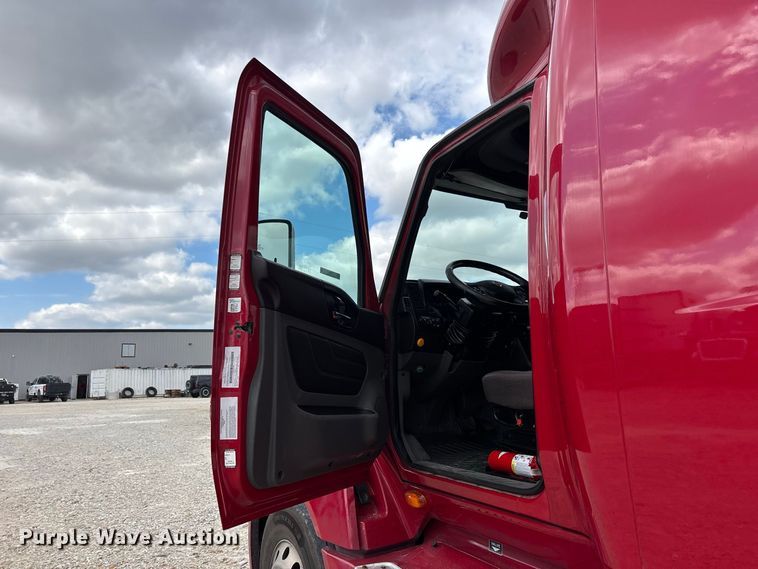 image for item ER3415 2018 International LT625 semi truck