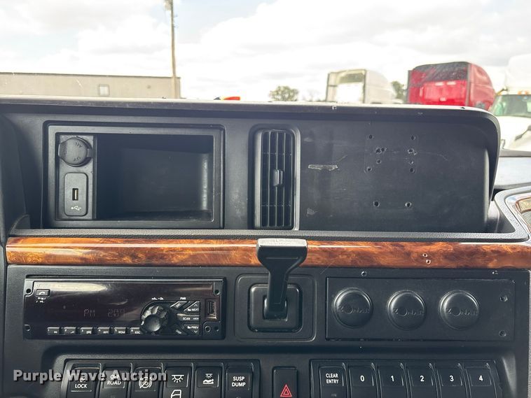 image for item ER3415 2018 International LT625 semi truck