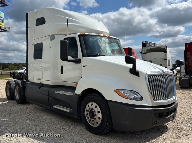 image for item ER3417 2018 International LT625 semi truck