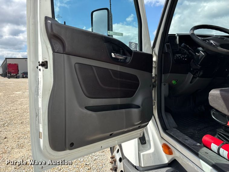 image for item ER3417 2018 International LT625 semi truck