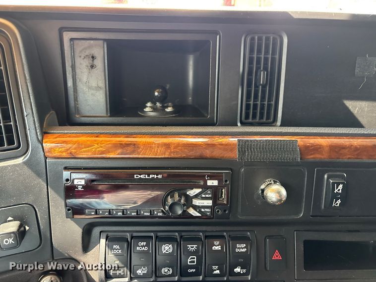 image for item ER3417 2018 International LT625 semi truck