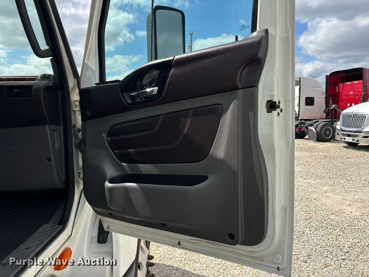 image for item ER3417 2018 International LT625 semi truck