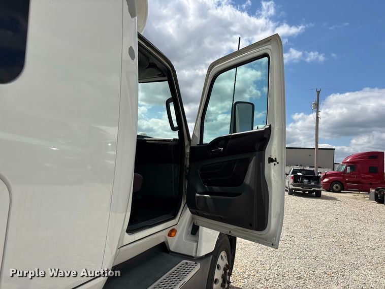 image for item ER3417 2018 International LT625 semi truck