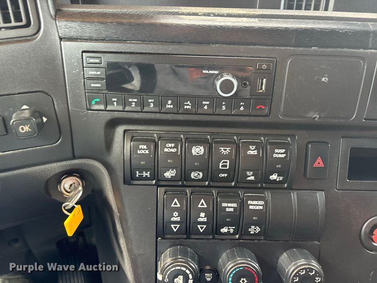 image for item ER3418 2020 International LT625 semi truck