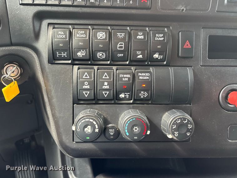 image for item ER3418 2020 International LT625 semi truck
