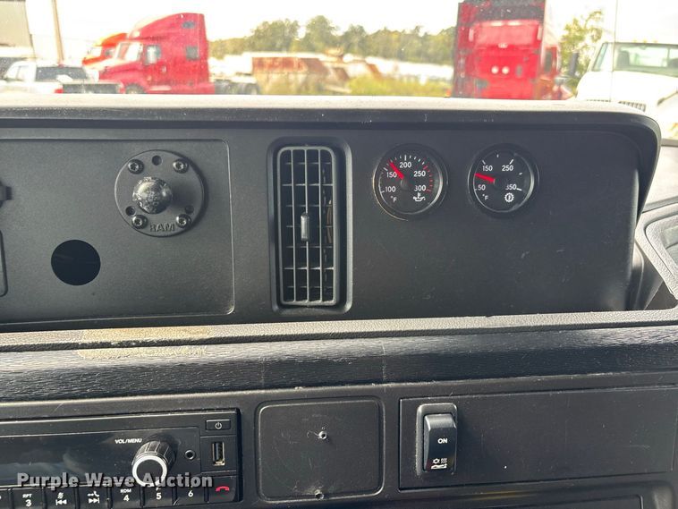 image for item ER3418 2020 International LT625 semi truck