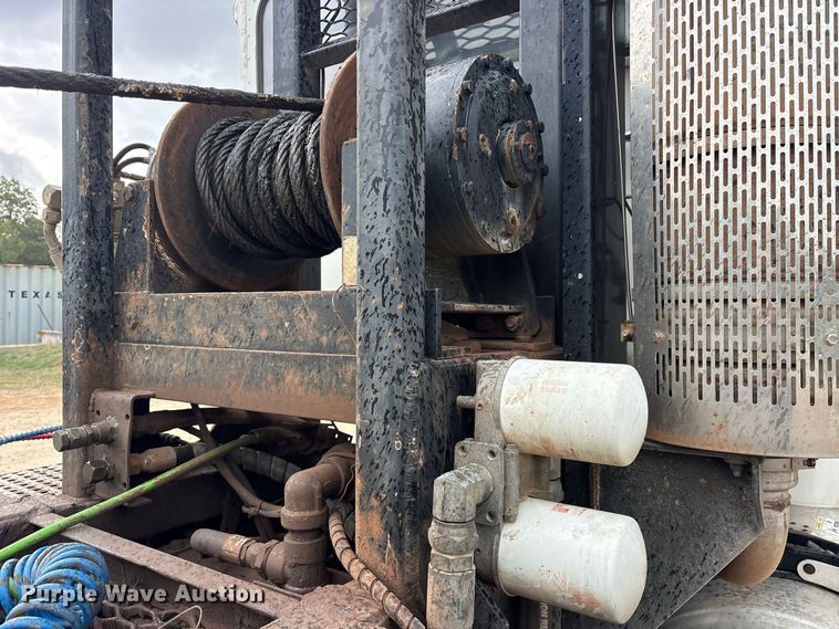 image for item ES8213 2010 Peterbilt 386 winch truck