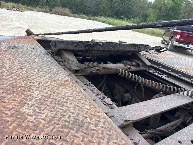 image for item ES8213 2010 Peterbilt 386 winch truck