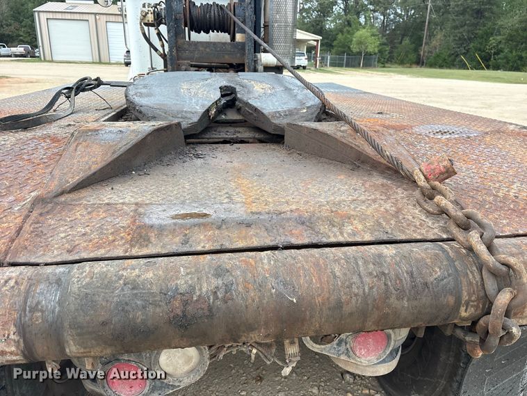 image for item ES8213 2010 Peterbilt 386 winch truck