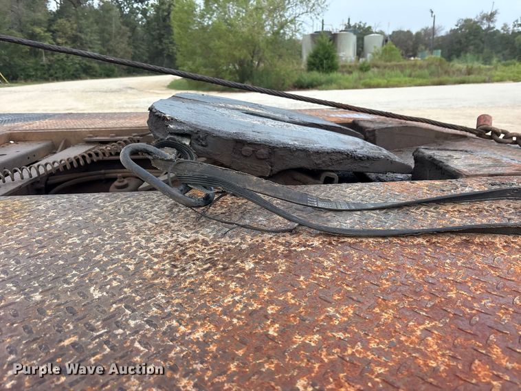 image for item ES8213 2010 Peterbilt 386 winch truck