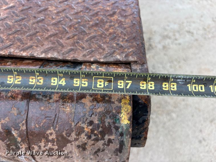 image for item ES8213 2010 Peterbilt 386 winch truck