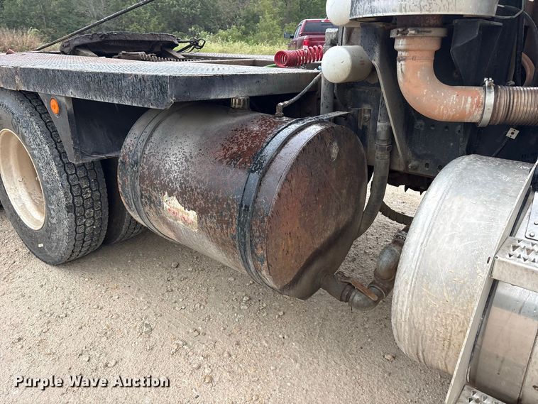 image for item ES8213 2010 Peterbilt 386 winch truck