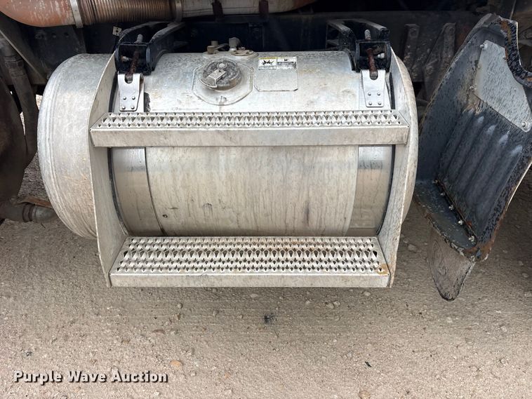 image for item ES8213 2010 Peterbilt 386 winch truck