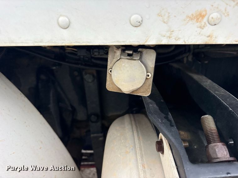 image for item ES8213 2010 Peterbilt 386 winch truck