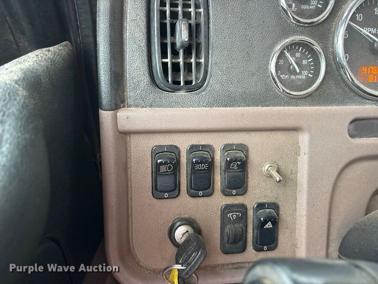 image for item ES8213 2010 Peterbilt 386 winch truck