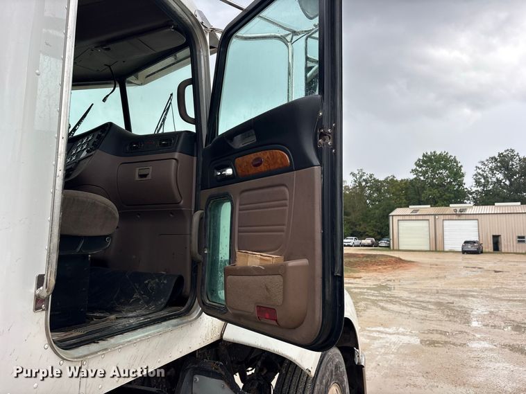 image for item ES8213 2010 Peterbilt 386 winch truck