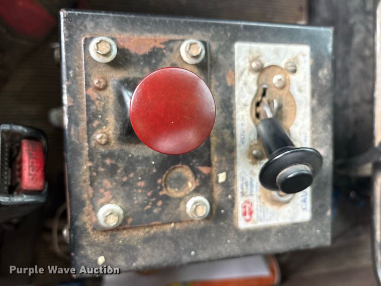 image for item ES8213 2010 Peterbilt 386 winch truck