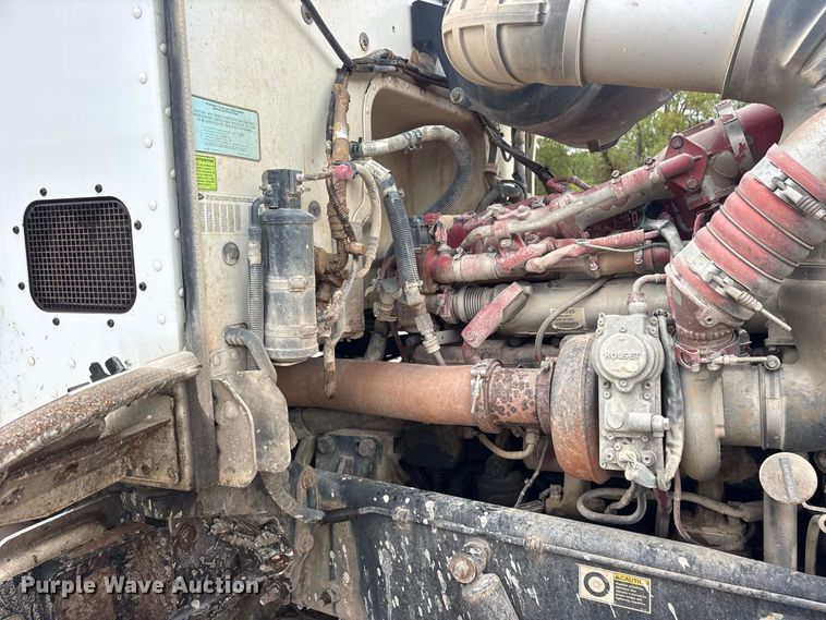 image for item ES8213 2010 Peterbilt 386 winch truck